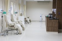 Nossa equipe de enfermagem assiste ao paciente dentro do Salão de Quimioterapia
